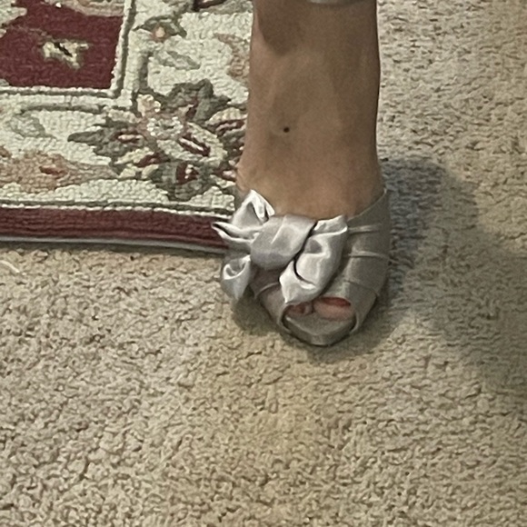 Nina New York silver with lavender hue satin ankle strap heels. Bows - Picture 11 of 11